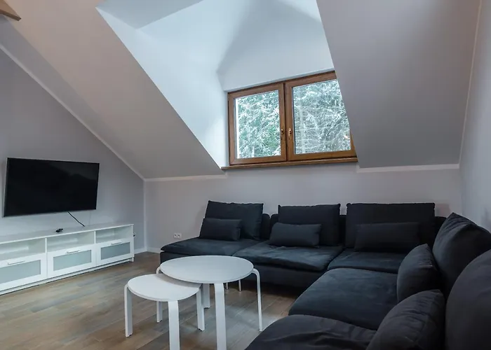 Aston -domek Przy Lesie, Przestronny, * كارباش